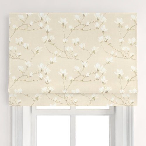 naturfarget-gardinstoff-med-m-nster-av-magnoliablomster-laura-ashley