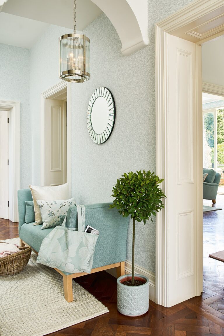 Little Vines, tapet med vinranker på duck egg bakgrunn Laura Ashley