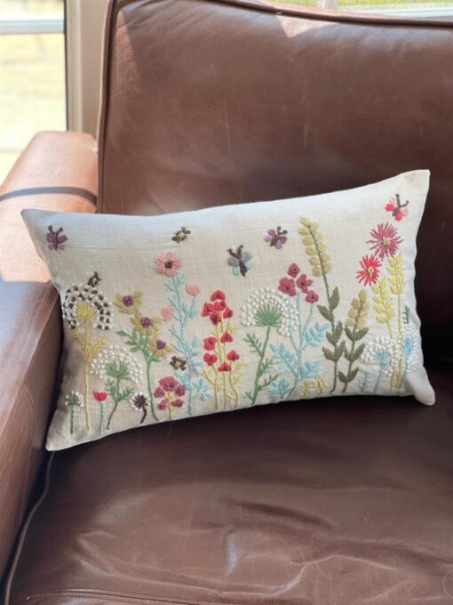 Pute med broderte blomster