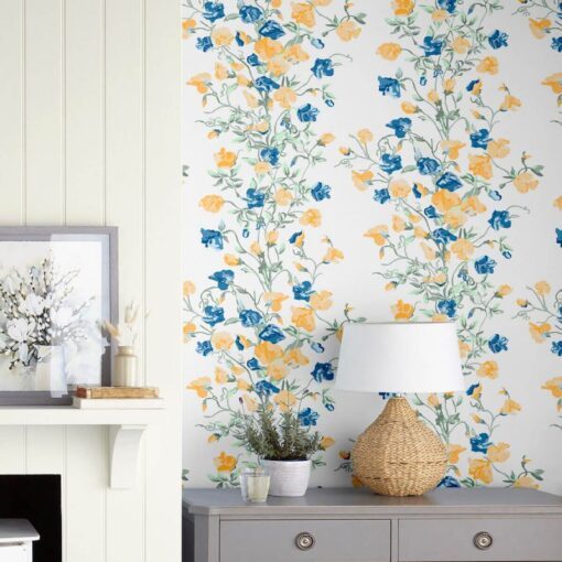 Charlotte tapet med erteblomster i blått og gult