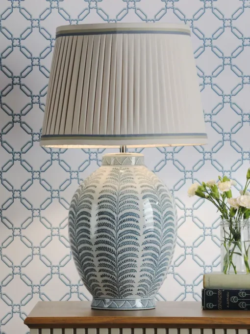Stannard bordlampe i keramikk med bregnemønster i blått